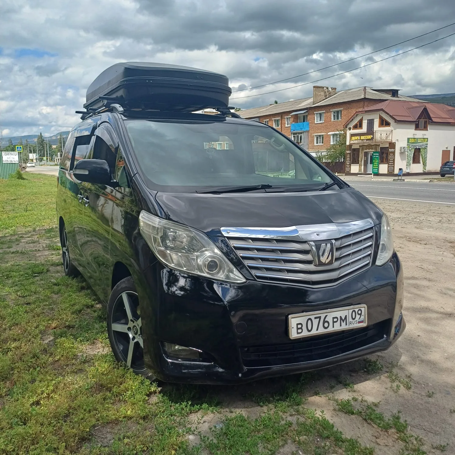 Toyota Alphard с боксом на крыше