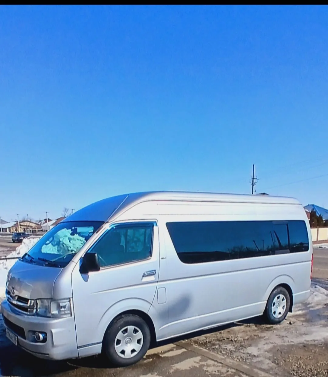 Toyota Hiace — вид сбоку