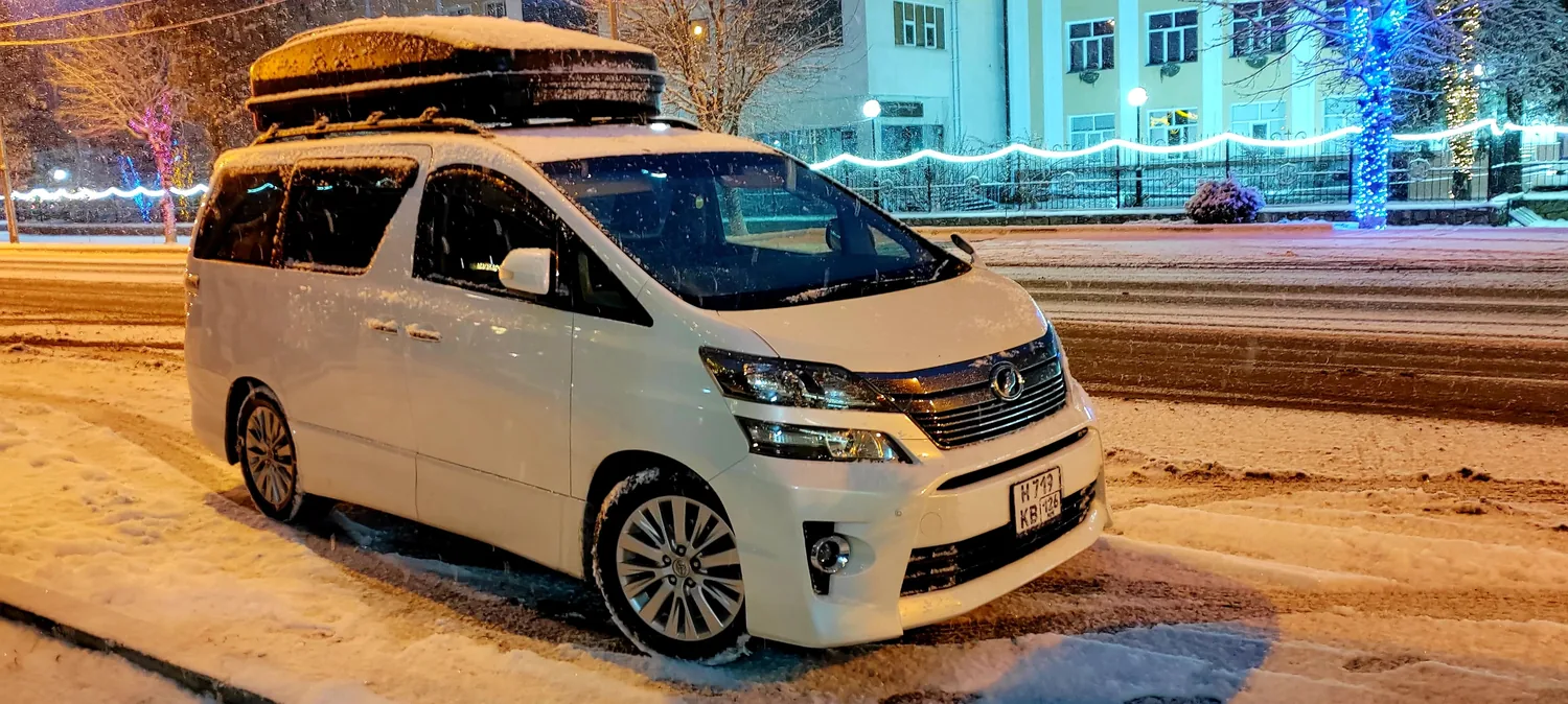 Toyota Vellfire с боксом на крыше